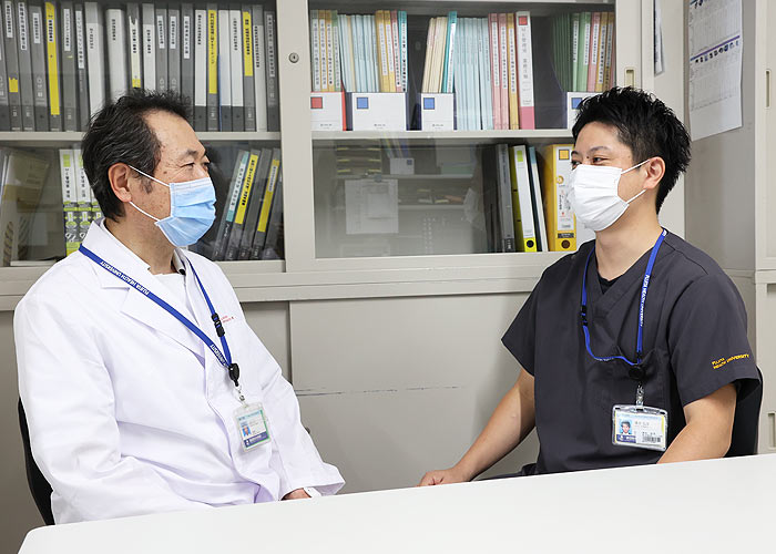 日本一の病床数を誇る藤田医科大学病院。学会発表に積極的に参加できる環境は、大学病院の強みである臨床・教育・研究の3つの柱がしっかりと機能し連携が取れているから。豊富な臨床経験は、さらなる高みを目指す臨床工学技士たちにとって望ましい職場だ