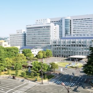 【臨床工学技士インタビュー】横須賀市の中央に立地する『横須賀市立うわまち病院』。臨床研修指定病院として、教育・研修に力を入れている。シミュレーションセンターの活用により、迅速に的確な治療を実施。MEセンターは、希望が通る風通しの良い職場環境づくりに努めていた